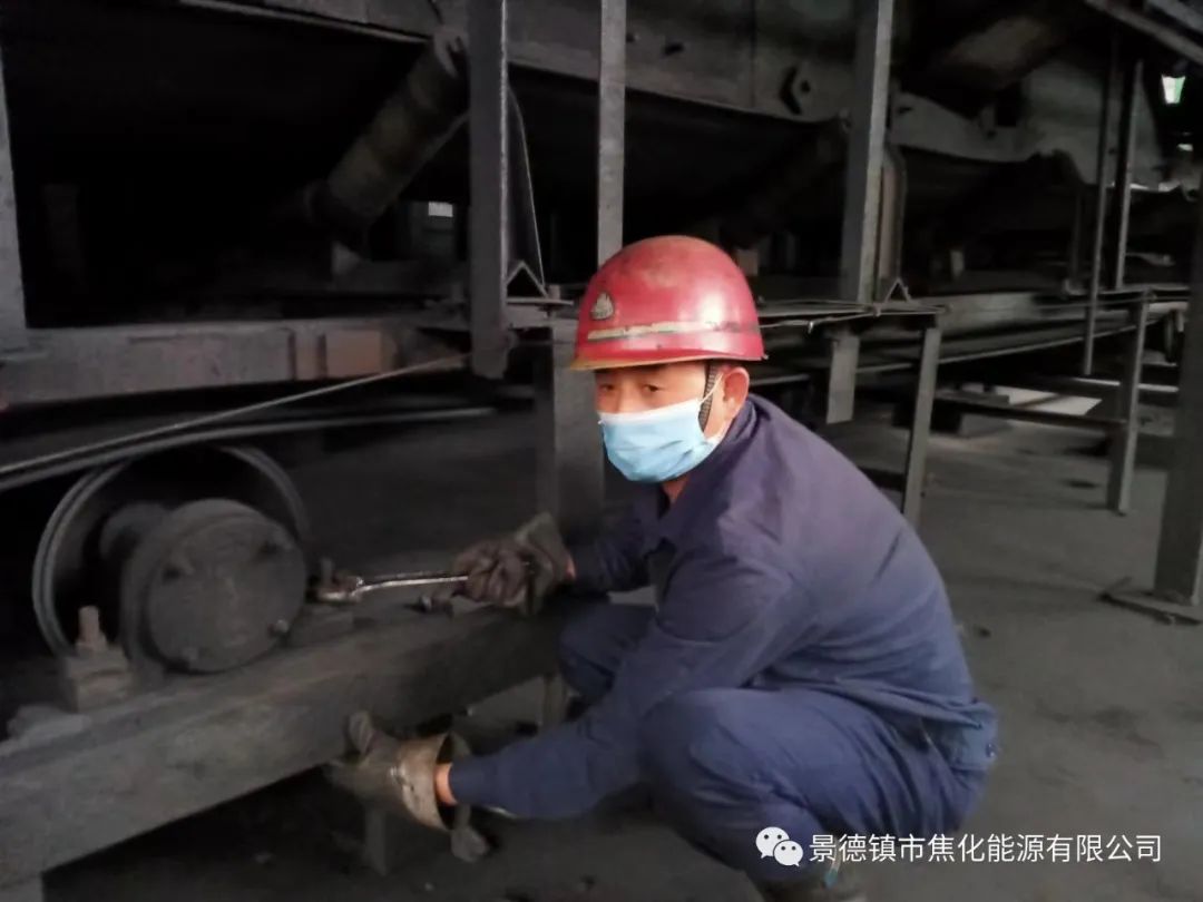 “老線這邊人手不夠，你們那邊有誰可以過來支援？”“好的，我馬上來?！甭牭竭@個消息時，羅國安剛剛結束新線的維修工作，但他二話不說，立即拿起維修包，投入到老線的維修工作當中。每天工作10小時以上已經(jīng)成為抗疫期間的常態(tài)，雖然身體很疲憊，但是他沒有任何怨言，“確實很辛苦、很累，但現(xiàn)在正是特殊時期，只有保障公司生產(chǎn)經(jīng)營“不斷檔”，我們生活才能“不斷線”，恰恰我所在的運輸廠就是承擔著焦炭煤炭運輸?shù)闹匾氊?，所以我更應該恪盡職守，保障好這些設備的穩(wěn)定運行?！?jpg
